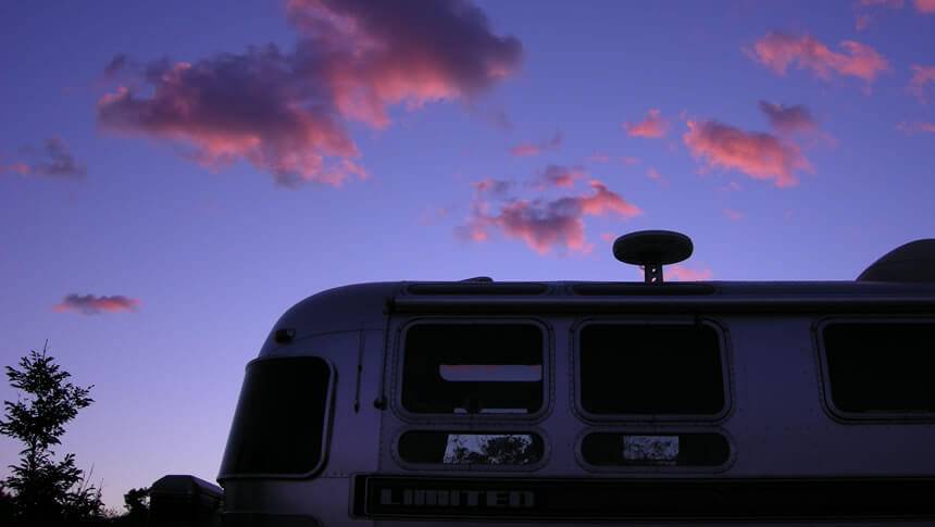 夕焼け空を背景にしたFrontyardのエアストリーム