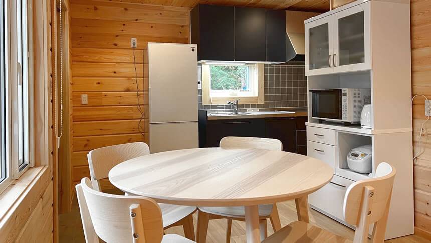 シンプルで使いやすいキッチンとダイニングテーブルがあるペット同伴可の貸別荘「Pochi‑Terrace八ヶ岳」