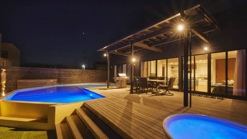 千葉・館山「オーシャンリゾート館山」の夜のプールとウッドデッキの幻想的な光景