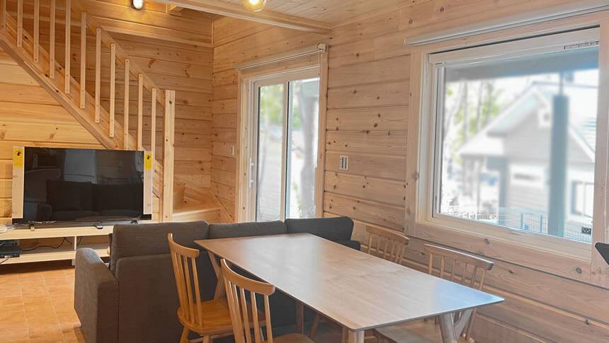 木の温もりを感じるリビングとダイニングが広がるペット同伴可能なログハウス「Pochi‑Terrace八ヶ岳」