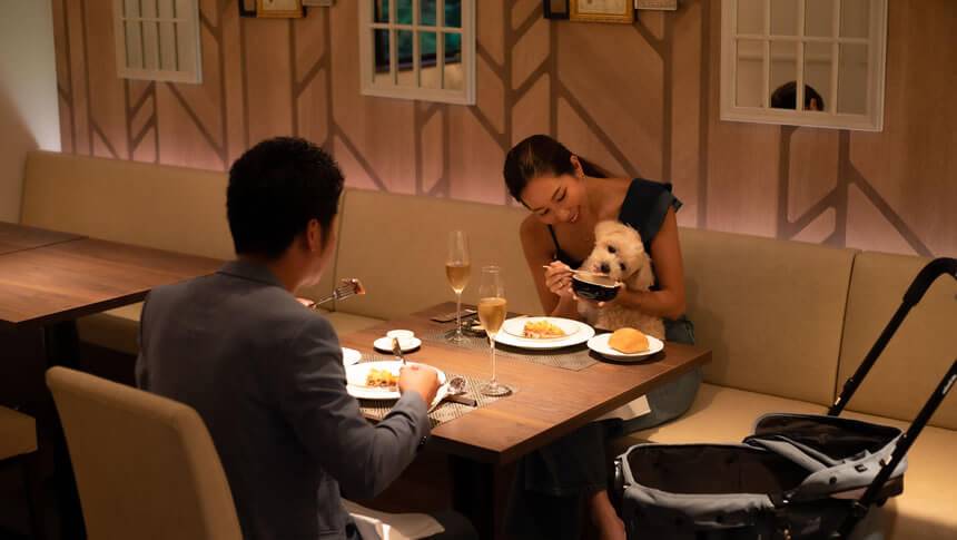 愛犬とディナー 栃木県・那須高原の愛犬と泊まれる宿「ホテルフォレストヒルズ那須」のレストラン|愛犬と同席して食事を楽しめる落ち着いた雰囲気の店内