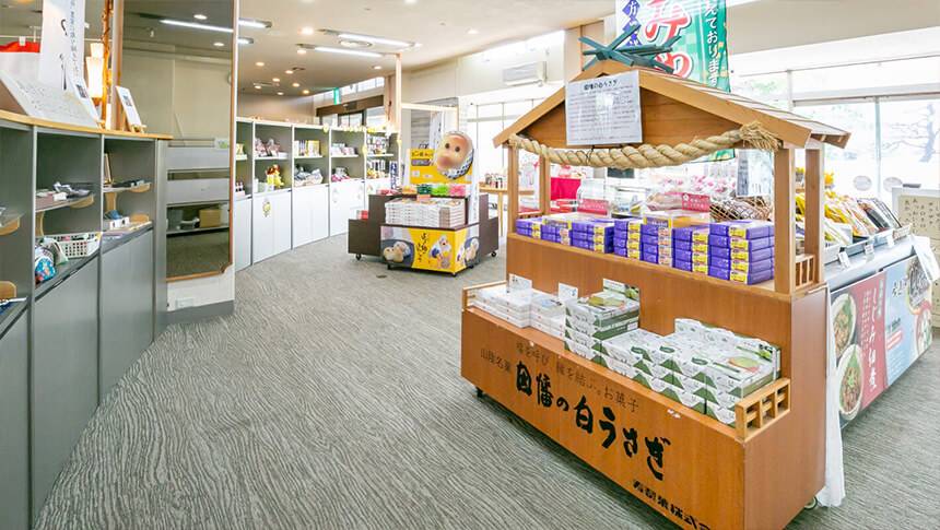 玉造国際ホテル Rivage Choraku館内のお土産ショップ。島根の特産品やお菓子が揃う売店