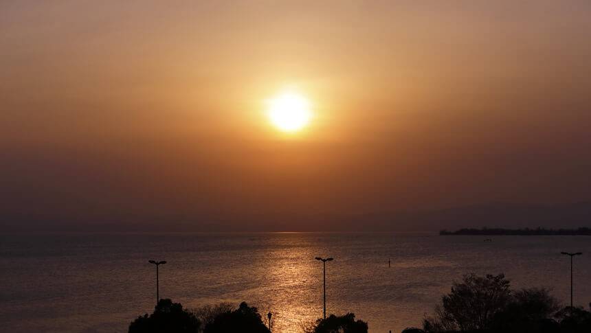 部屋から望む琵琶湖の夕陽 滋賀県・琵琶湖の愛犬と泊まれる宿「レジーナリゾートびわ湖長浜」の客室から見える琵琶湖の美しい夕日と夕焼け