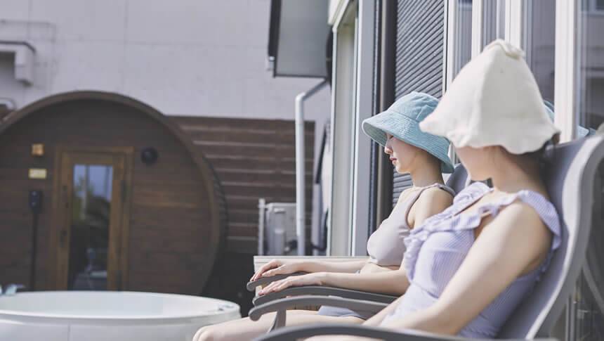 サウナとジャグジーを楽しむ女性たち、館山「オーシャンリゾート館山」で癒しの時間