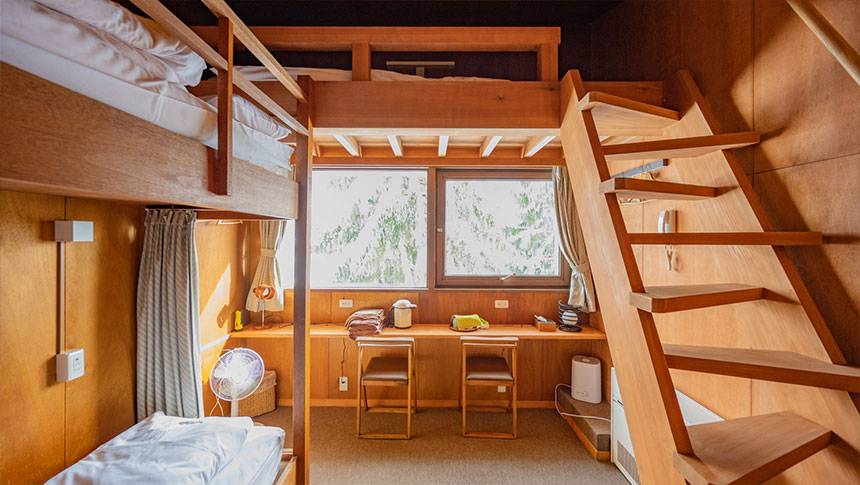 ロッジスコーレ|客室 山形県・蔵王の犬と泊まれる宿「Lodge Scole-ロッジスコーレ-」|木のぬくもり溢れるメゾネットタイプの客室。1階にワークデスクがあり、階段を上がったロフト部分が寝室になっている。