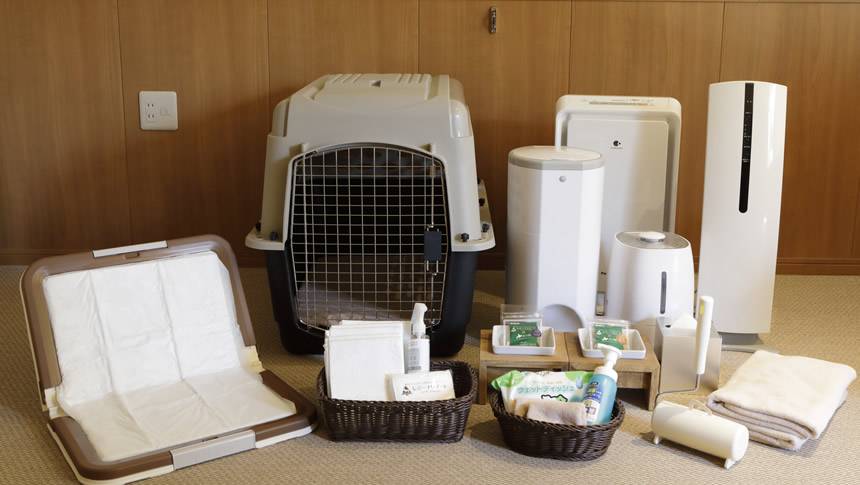 愛犬用アメニティ 滋賀県・琵琶湖の愛犬と泊まれる宿「レジーナリゾートびわ湖長浜」の客室に用意された充実した愛犬用アメニティとケージ