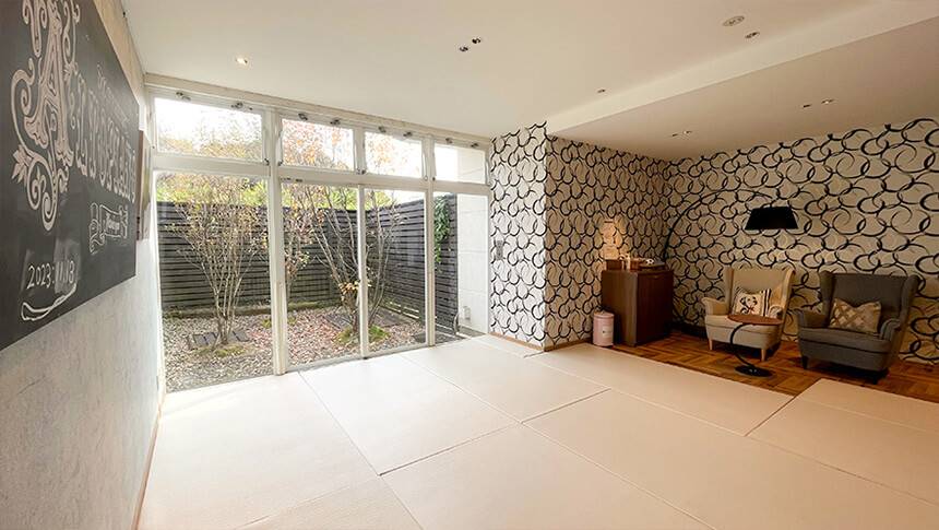 那須の愛犬同伴宿「ドッグスパリゾート アルトピアーノ」の明るく開放的なロビー