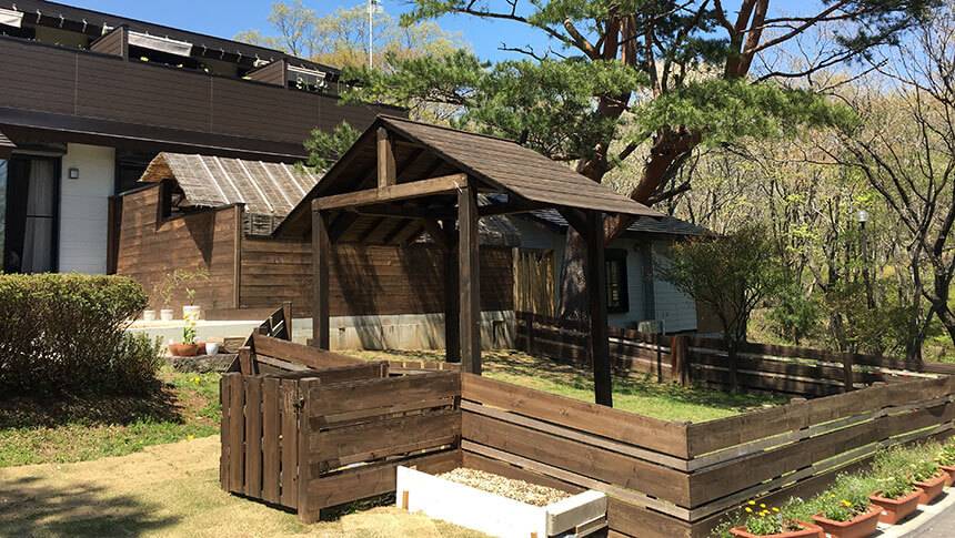 ドッグラン 栃木県那須湯本にある、愛犬と泊まれる宿「伏楽の館 那須湯本店」の敷地内にあるドッグラン。 広い芝生の上で、愛犬を思い切り走らせることができます。