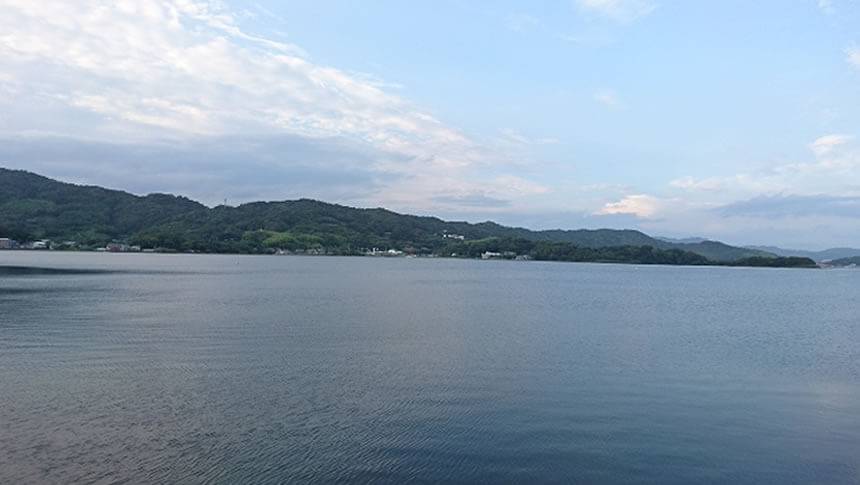 浜名湖畔 静岡県浜名湖畔にある愛犬と泊まれるホテル「THE SCENE hamanako(ザシーンハマナコ)」静岡県・浜名湖畔に佇むTHE SCENE hamanakoから望む、穏やかな湖面と対岸の山々の美しい景色