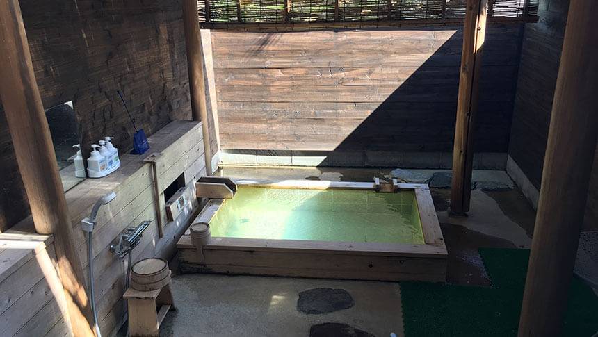 客室露天風呂 栃木県那須湯本にある、愛犬と泊まれる宿「伏楽の館 那須湯本店」の客室露天風呂。木の温もりを感じる空間で、昼下がりの心地よい光を浴びながら温泉を満喫できます。シャンプーなども完備された、使い勝手の良いお風呂です。
