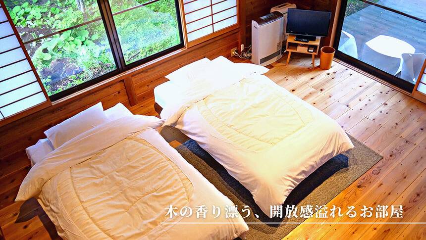 山梨県のフォレストヴィラ山中湖にある木の温もりを感じる開放的な寝室