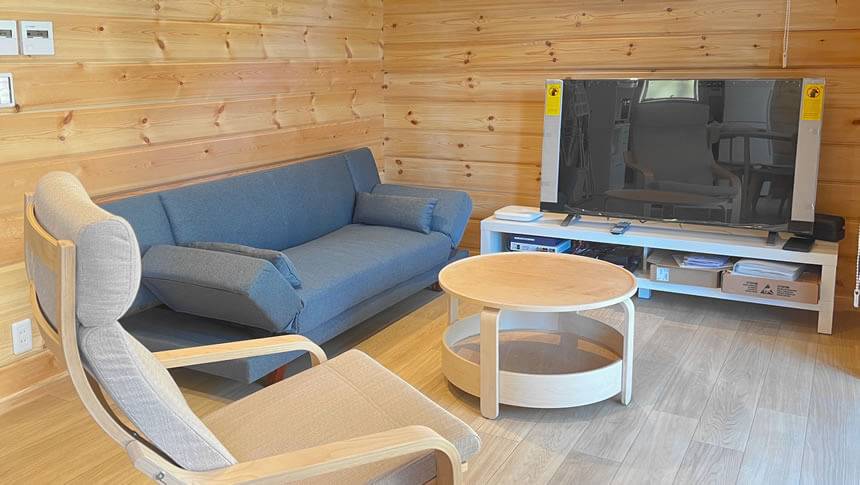 ナチュラルウッドの内装に調和したリビングとテレビ付きのくつろぎスペース「Pochi‑Terrace八ヶ岳」