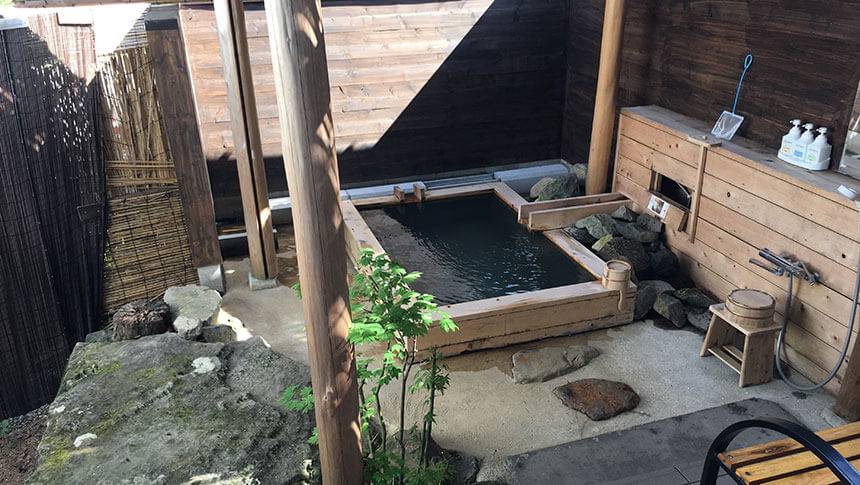 客室露天風呂 栃木県那須湯本にある、愛犬と泊まれる宿「伏楽の館 那須湯本店」のもうひとつの客室露天風呂。 石畳の洗い場があり、自然の中で開放的な気分で温泉を楽しめます。