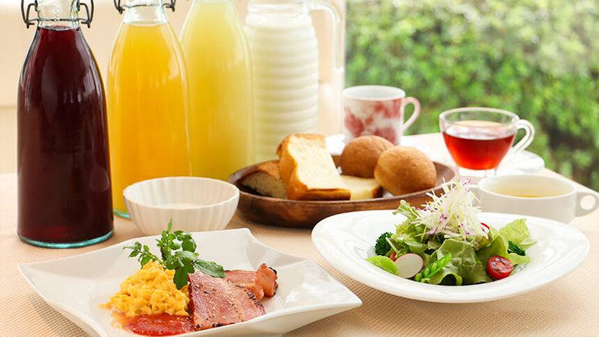 那須の宿「ドッグスパリゾート アルトピアーノ」で提供される彩り豊かな朝食プレート