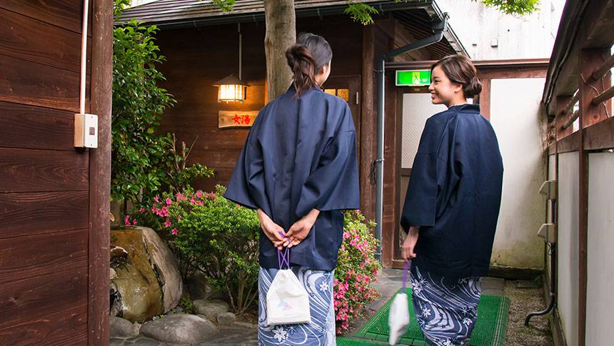 岐阜県・下呂温泉の愛犬と泊まれる宿「紅葉館 別館わん泊亭」浴衣を着て紅葉館 別館わん泊亭の大浴場・女湯へ向かう宿泊客の様子