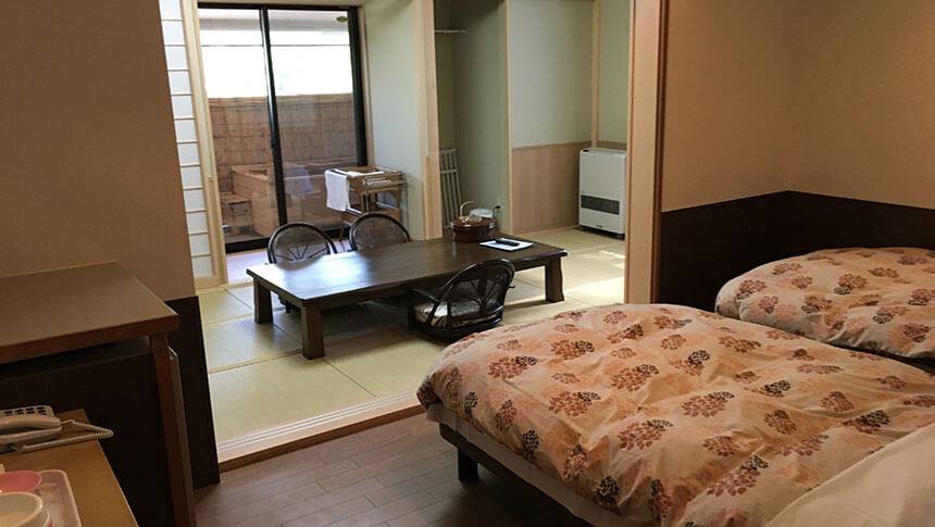 和室 栃木県那須湯本にある、愛犬と泊まれる宿「伏楽の館 那須湯本店」の広々とした和室。 大きな窓からは那須の豊かな自然を望め、愛犬ものびのびと過ごせます。