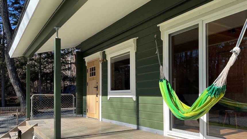 ハンモックが設置されたテラス付きの一棟貸しログハウス「Pochi‑Terrace八ヶ岳」