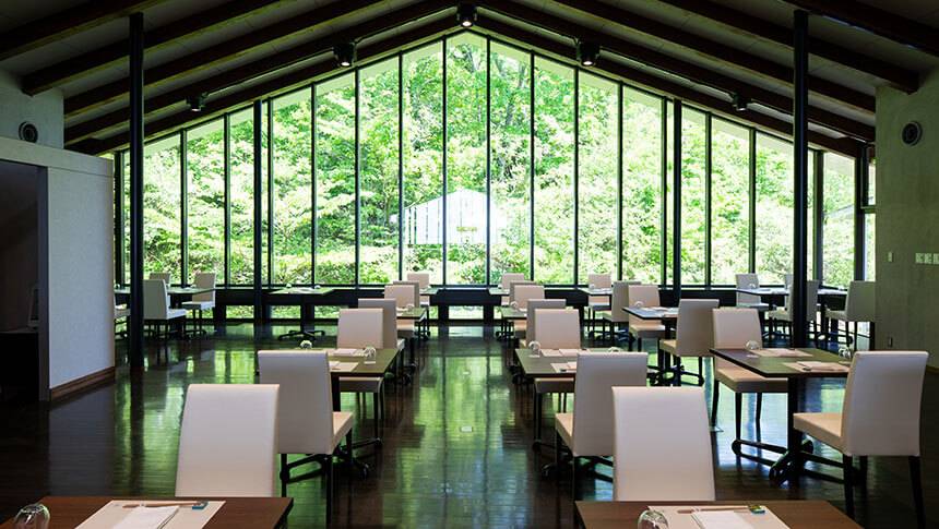 レストラン 鳥取県・大山の愛犬と泊まれる宿「Hotel&Resort 狗賓大山」愛犬と同伴可能な広いガラス窓に囲まれたレストラン