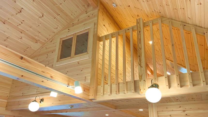 木の温もりが広がる吹き抜けとロフトスペースが魅力の貸別荘「Pochi‑Terrace八ヶ岳」