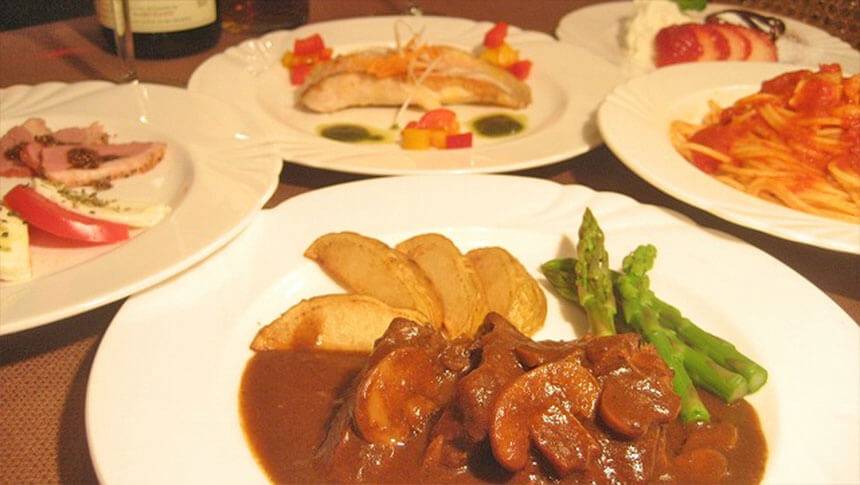 夕食の一例 森のコテージくるみの木の本格ディナーコース料理(ハンバーグ・パスタ・前菜)