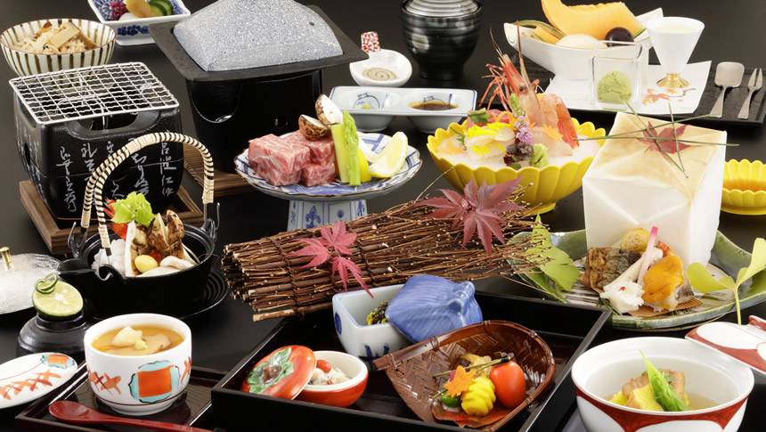 豪華ご夕食 神奈川県・箱根の愛犬と泊まれる宿「レジーナリゾート箱根仙石原」の豪華な懐石料理の夕食。新鮮な魚介類や季節の野菜を盛り込んだ、至高の一品