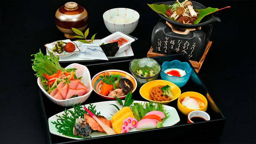 岐阜県・下呂温泉の愛犬と泊まれる宿「紅葉館 別館わん泊亭」の朴葉味噌焼きや焼き魚がついた品数豊富な和朝食