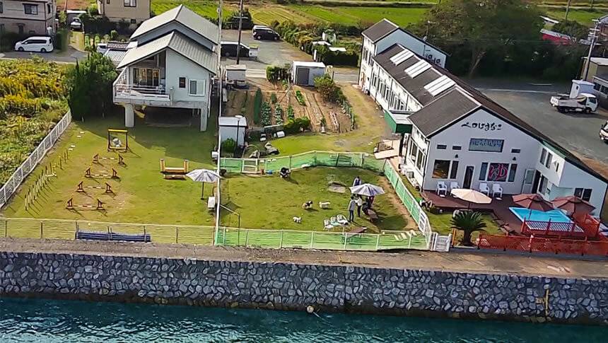 浜名湖畔に建つペロはまなこと芝生ドッグランを上空から見た外観