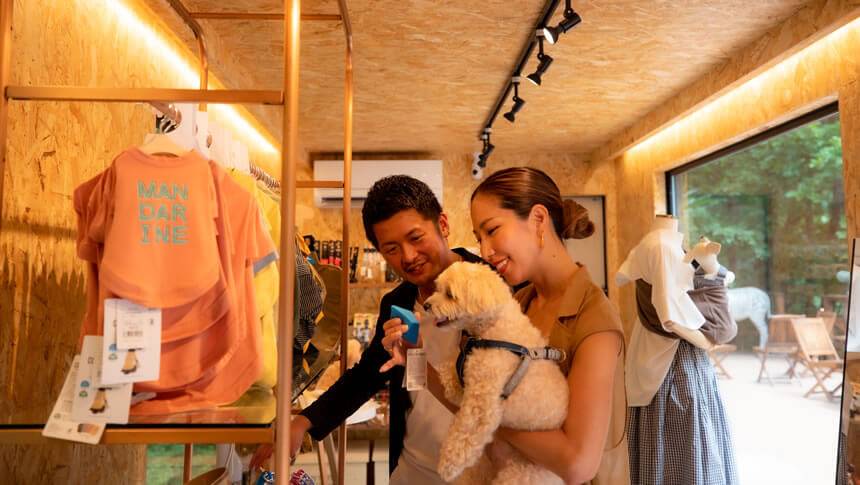 グッズショップ 栃木県・那須高原の愛犬と泊まれる宿「ホテルフォレストヒルズ那須」のショップ|愛犬用ウェアやグッズが揃う店内でショッピングを楽しむ様子