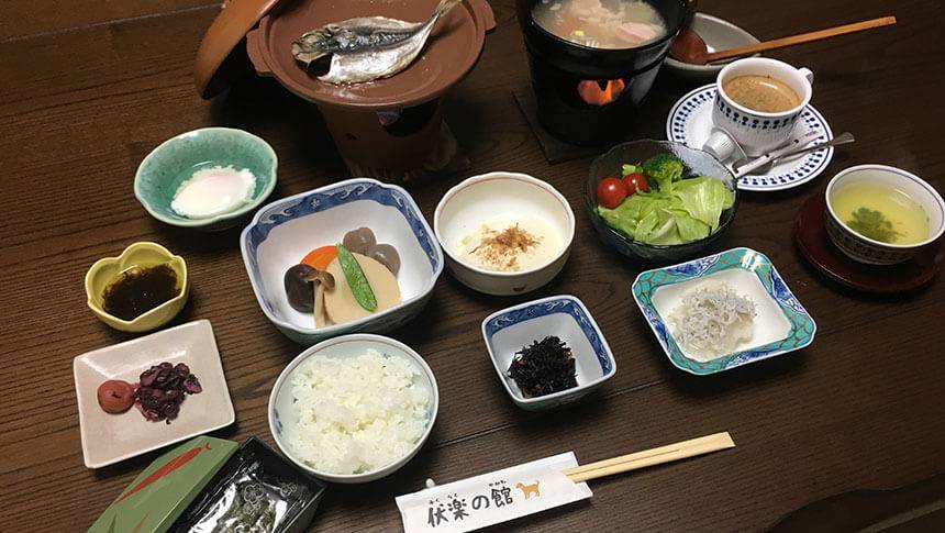 和朝食膳 栃木県那須湯本にある、愛犬と泊まれる宿「伏楽の館 那須湯本店」の和朝食。 地元の野菜や魚を使った、健康的で美味しい朝食をお部屋で楽しめます。