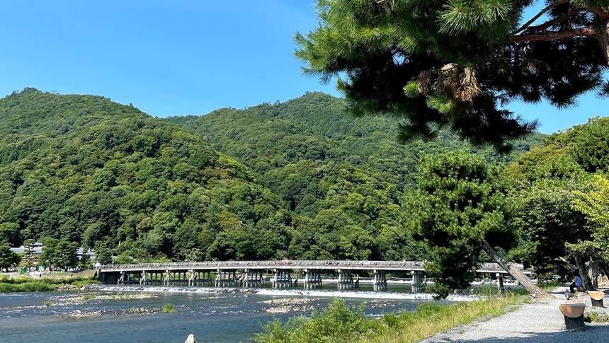 ペンションK-yard周辺の京都・嵐山を代表する渡月橋と桂川の風景
