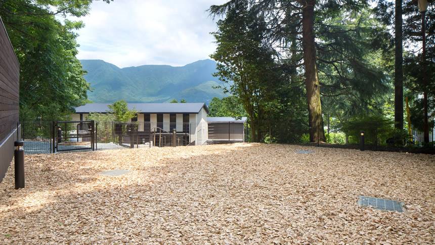 屋外ドッグラン 神奈川県・箱根の愛犬と泊まれる宿「レジーナリゾート箱根仙石原」箱根の山々を見渡すウッドチップが敷かれた屋外ドッグラン