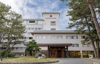 房総半島・鴨川の自然に囲まれた「亀の井ホテル鴨川」。松林に抱かれた落ち着きある外観が、旅人を静かに迎え入れてくれます。広々としたエントランスを進むと、海のリゾート地らしい開放感と和のおもてなしを感じられる空間が広がります。鴨川シーワールドや太平洋の絶景スポットへもアクセス良好で、観光や家族旅行の拠点に最適。潮風を感じながら滞在できるホテルで、温泉や新鮮な海の幸を味わい、心安らぐひとときをお過ごしください。｜犬と泊まれる千葉県鴨川の宿｜海のリゾート地らしい開放感と和のおもてなしを感じられる空間｜亀の井ホテル鴨川