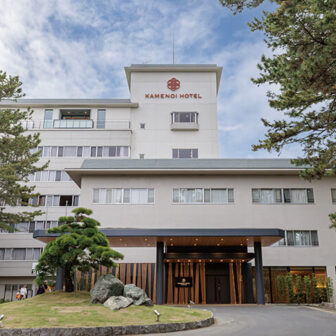 房総半島・鴨川の自然に囲まれた「亀の井ホテル鴨川」。松林に抱かれた落ち着きある外観が、旅人を静かに迎え入れてくれます。広々としたエントランスを進むと、海のリゾート地らしい開放感と和のおもてなしを感じられる空間が広がります。鴨川シーワールドや太平洋の絶景スポットへもアクセス良好で、観光や家族旅行の拠点に最適。潮風を感じながら滞在できるホテルで、温泉や新鮮な海の幸を味わい、心安らぐひとときをお過ごしください。｜犬と泊まれる千葉県鴨川の宿｜海のリゾート地らしい開放感と和のおもてなしを感じられる空間｜亀の井ホテル鴨川