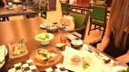 1648-silder02-LaPista-HotelandResort-chiba-having-a-meal-together