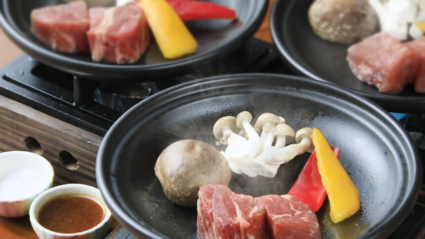 ゆるり西伊豆で味わう肉と野菜の陶板焼き料理