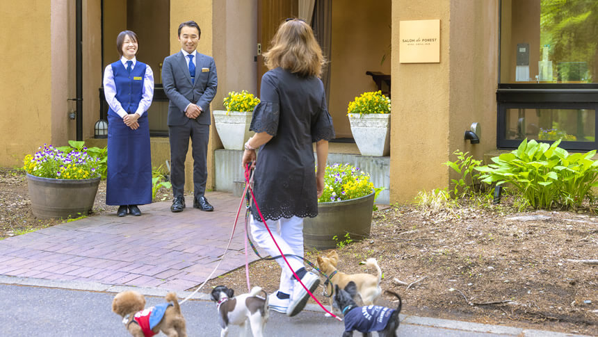 愛犬と宿泊するゲストを迎えるフォレストヴィレッジのエントランス