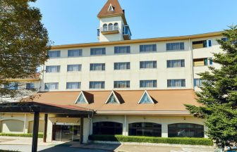 亀の井ホテル喜連川の外観と正面玄関（栃木・ペットと泊まれる宿）