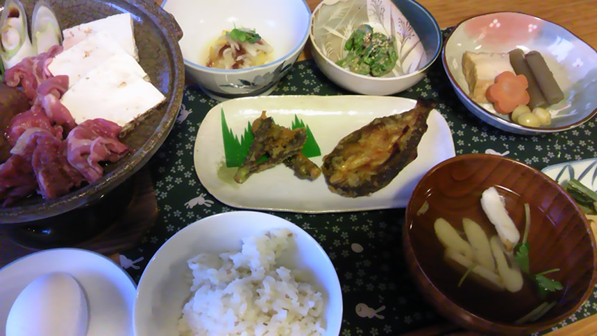 焼き魚や鍋料理、山菜などが並ぶペンシオーネ美し松の和食夕食