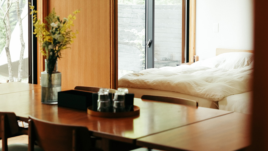 軽井沢森四季VILLAのロフト付きベッドルーム｜自然を感じる大きな窓と木の温もり