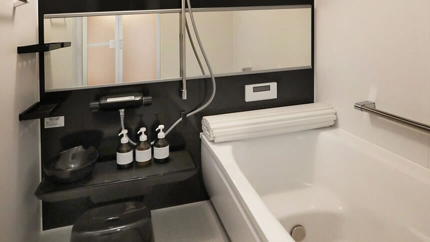 貸別荘つながるテラス宙庭の清潔感あるバスルームとアメニティ