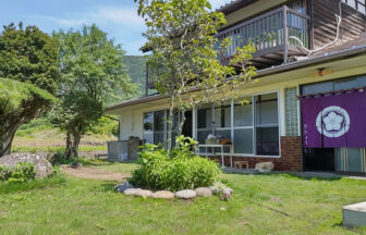 長野県佐久市 香坂にある古民家宿 民泊酒房桔梗の外観と緑豊かな庭