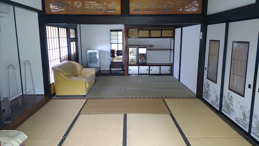 長野県佐久市 民泊酒房桔梗の室内 和室8帖と6帖の続き間の客室