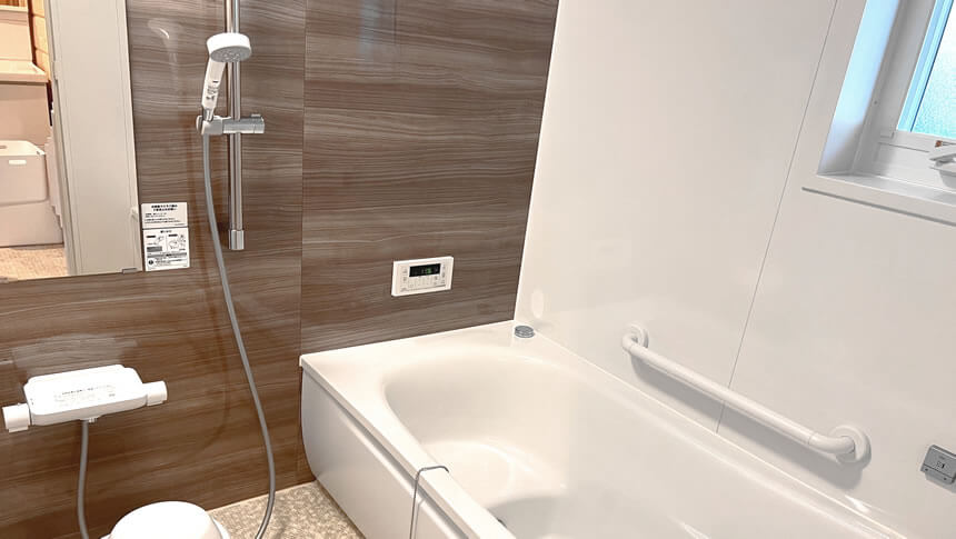 清潔感のあるユニットバスとシャワー付き、快適に過ごせる宿泊設備