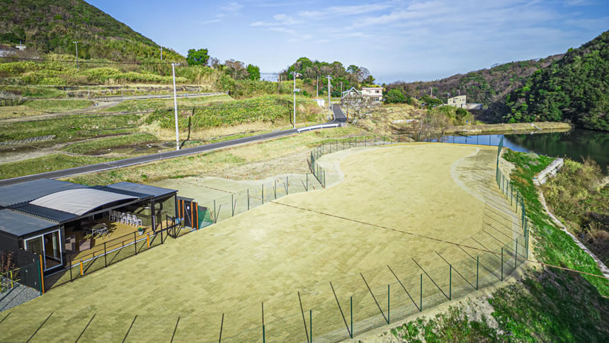 兵庫県淡路島の自然に囲まれた、ドッググランピング淡路厚浜の大型ドッグラン