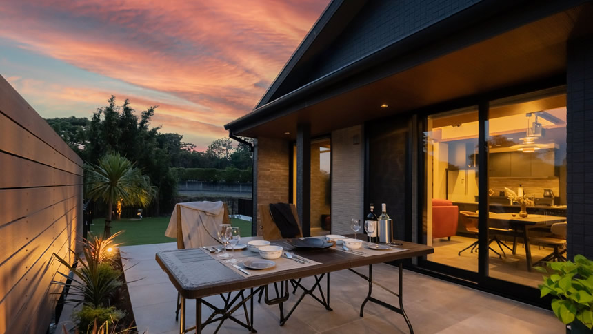 Private Villa AZULの夕暮れテラスで楽しむ贅沢なディナータイム（千葉・南房総 千倉のペットと泊まれるヴィラ）