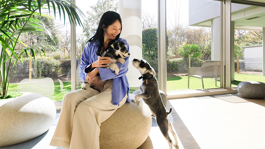静岡県熱海市 ゆるり熱海 with DOGS ラウンジで愛犬とふれあう宿泊客