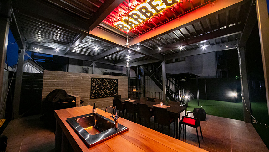 屋根付きBBQガーデンと照明がおしゃれなアウトドアスペース｜PRIVATE VILLA愛川