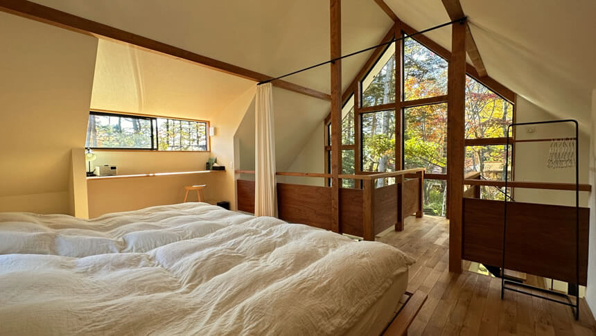 軽井沢森四季VILLAのロフト付きベッドルーム|自然を感じる大きな窓と木の温もり