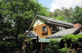 山梨県の愛犬と泊まれる宿「モンターニャ」の外観。施設前にはウッドチップドッグランを設置！