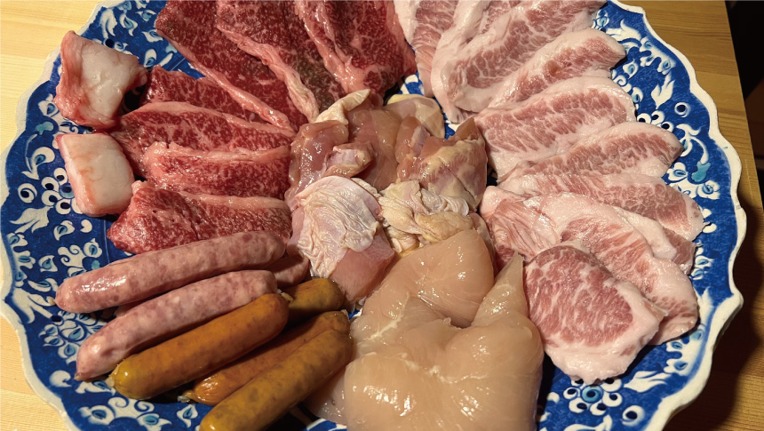 地元の新鮮な牛肉・豚肉・鶏肉を贅沢に盛り合わせた豪華プレート事前予約可能。食材は持ち込み自由です。｜長野県の黒姫高原にある犬と泊まれる宿｜森の中の戸建ロッジでペットと過ごす休日を｜ラボランドくろひめ